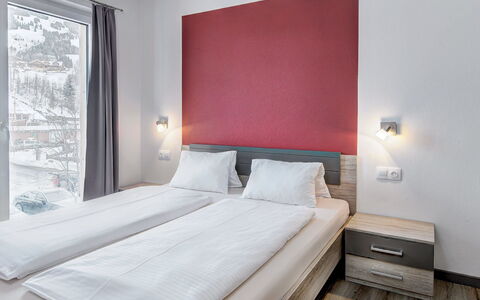 Saalbach-Hinterglemm 150: Bedroom, Bed, Bedding, Bed Frame, Linens, Bed Sheet, Suite, Hotel, Pillow, Freezing