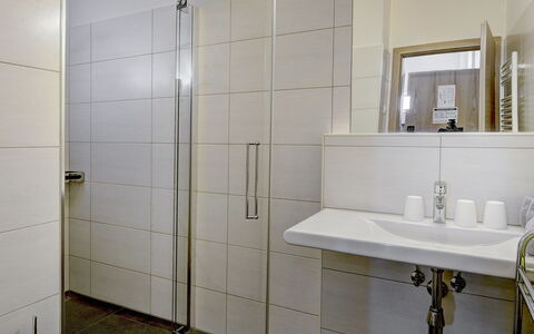 Saalbach-Hinterglemm 150: Flooring, Floor, Plumbing Fixture, Bathroom, Interior Design, Plumbing, Tile, Door, Tap, Bathroom Sink