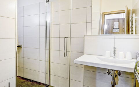 Saalbach-Hinterglemm 150: Flooring, Floor, Plumbing Fixture, Interior Design, Bathroom, Plumbing, Tile, Door, Shower Door, Tap