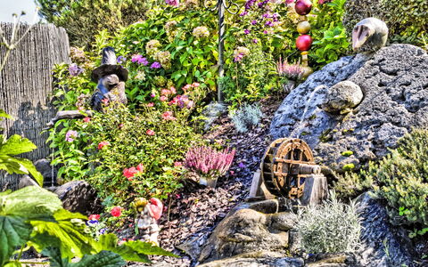 Velden am Wörthersee 39: Flower, Green, Garden, Shrub, Rock, Plant Community, Lawn Ornament, Groundcover, Botanical Garden