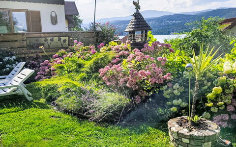 Velden am Wörthersee 39: Flower, Garden, Shrub, Groundcover, Spring, Landscaping, Yard, Backyard, Lawn