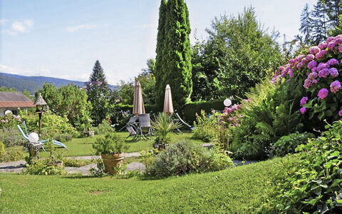Velden am Wörthersee 39: Green, Flower, Garden, Shrub, Landscape, Plant Community, Groundcover, Lawn, Spring