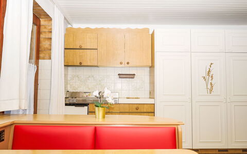 Velden am Wörthersee 39: Furniture, Flooring, Interior Design, Wood, Floor, Cabinetry, Kitchen, Ceiling, Countertop, Lighting