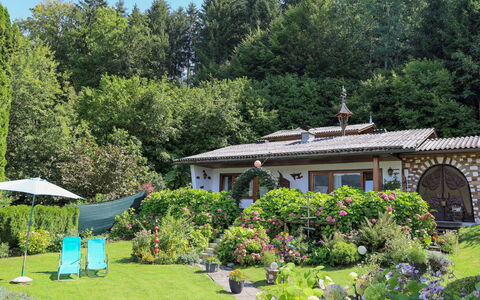 Velden am Wörthersee 39: Shrub, Garden, Cottage, Groundcover, Spring, Landscaping, Backyard, Farmhouse, Yard