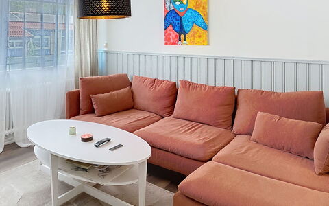 Gullahuset: Furniture, Couch, Flooring, Floor, Interior Design, Living Room, Cushion, Apartment, Home