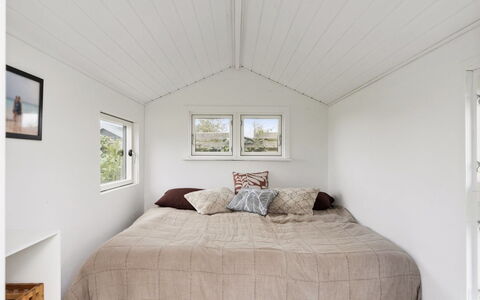 Raadengaard - 400M from the Sea: Floor, Ceiling, Hardwood, Wood Stain, Bedroom, Daylighting, Bed, Plank