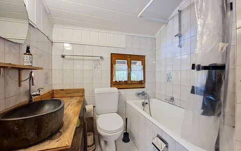 La Patrouille des Glaciers: Bathroom, Plumbing Fixture, Bathroom Sink, Flooring, Sink, Interior Design, Floor, Bathtub, Tap, Plumbing