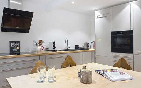 Auszeit für Körper und Seele: Furniture, Interior Design, Kitchen Appliance, Kitchen, Flooring, Countertop, Wood, Cabinetry, Ceiling, Floor