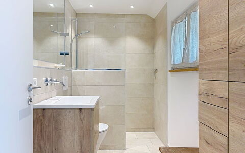Auszeit für Körper und Seele: Flooring, Floor, Bathroom, Wall, Interior Design, Plumbing Fixture, Wood, Toilet, Bathroom Cabinet, Tile