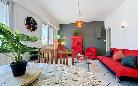 L'Estuaire: Furniture, Interior Design, Flooring, Ceiling, Room, Floor, Lighting, Light Fixture, Apartment, Living Room
