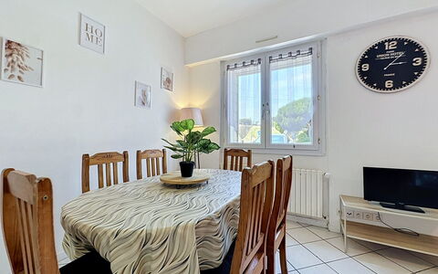 L'Estuaire: Furniture, Interior Design, Flooring, Room, Wood, Floor, Dining Room, Ceiling, Kitchen & Dining Room Table, Lighting