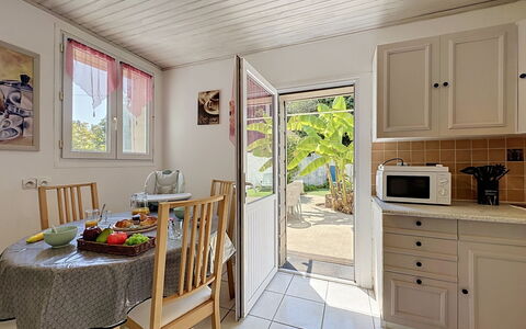 L'Estuaire: Furniture, Wood, Flooring, Floor, Countertop, Interior Design, Kitchen, Major Appliance, Chair, Home