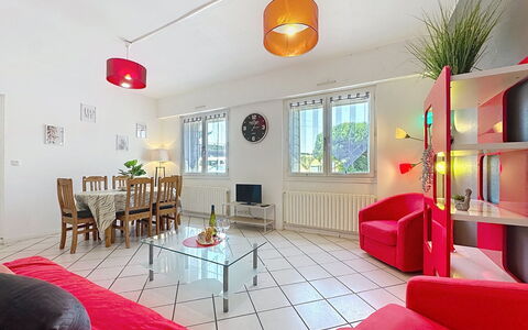L'Estuaire: Interior Design, Furniture, Flooring, Ceiling, Room, Floor, Apartment, Couch, Living Room, Lighting
