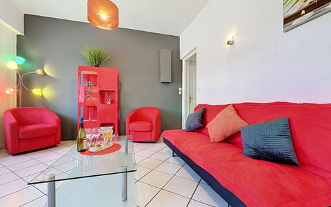 L'Estuaire: Interior Design, Furniture, Flooring, Ceiling, Floor, Room, Apartment, Couch, Lighting, Living Room