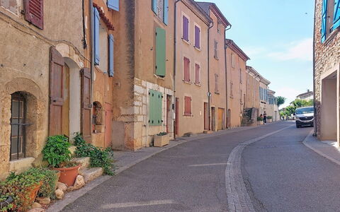 Bellevue: Wall, Building, Window, Residential Area, Neighbourhood, Town, Architecture, Street, Home, Human Settlement