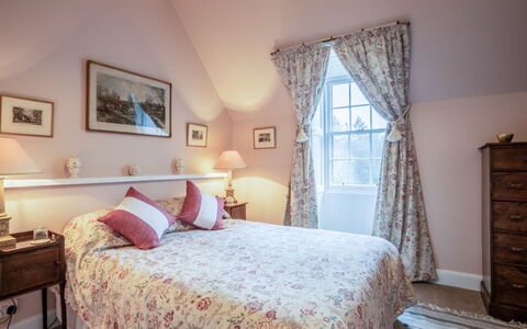 Glen Apartment: Bed, Furniture, Interior Design, Bedroom, Ceiling, Bed Sheet, Bedding, Home, Textile, Linens