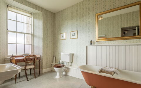 Macduff Tower: Interior Design, Flooring, Plumbing Fixture, Floor, Bathroom, Plumbing, Ceiling, Tap, Molding, Light Fixture