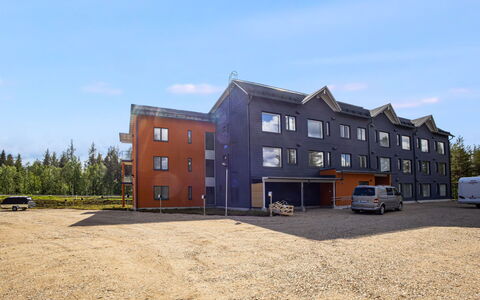 Äkäspokka: Apartment, Mid-Size Car, Freezing, Winter, Compact Car, Parking, Evening