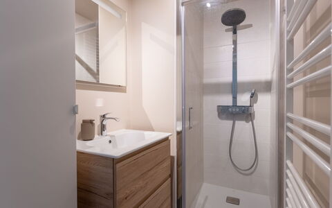 O'Sea 13.02 with Seaview: Flooring, Interior Design, Plumbing Fixture, Floor, Bathroom, Bathroom Cabinet, Mirror, Room, Plumbing, Bathroom Sink