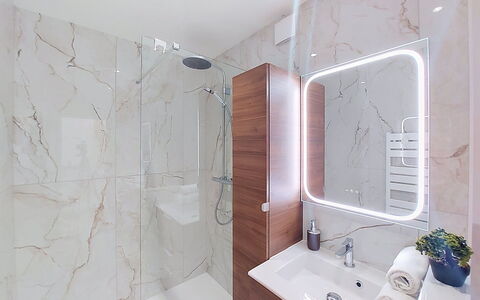 Joigny: Interior Design, Flooring, Plumbing Fixture, Floor, Bathroom, Mirror, Plumbing, Ceiling, Tap, Light Fixture