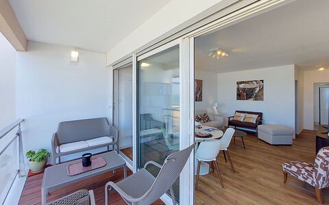 Joigny: Apartment, Furniture, Architecture, Residential Area, Interior Design, Floor, Home, Flooring, Balcony, Wood Flooring