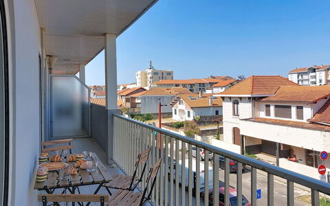 Les Dunes: Apartment, Balcony, Condominium, Daylighting, Handrail, Fence