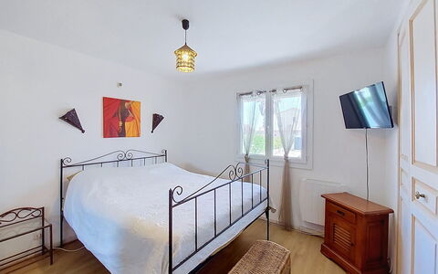 Sérénité: Bed, Furniture, Bedroom, Interior Design, Bedding, Bed Sheet, Floor, Flooring, Ceiling, Room