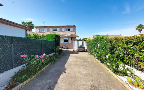 Sérénité: Residential Area, Shrub, Home, Driveway, Garden, Suburb, Landscaping, Hedge, Sidewalk, Estate