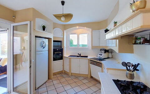 Sérénité: Kitchen Appliance, Kitchen, Major Appliance, Countertop, Interior Design, Flooring, Home Appliance, Furniture, Cabinetry, Floor