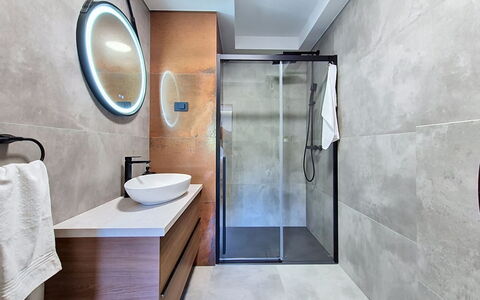Sunce: Flooring, Floor, Plumbing Fixture, Interior Design, Bathroom, Plumbing, Tap, Home, Mirror, Bathroom Cabinet