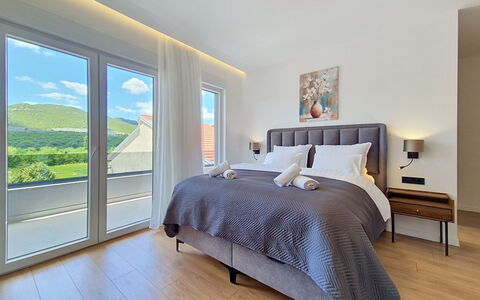 Sunce: Interior Design, Ceiling, Home, Room, Apartment, Bed, Pillow, Hardwood, Hotel, Bedroom