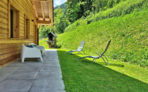 Chalet le Bleusy: Cottage, Garden, Lawn, Landscaping, Eco Hotel, Yard, Hardwood, Plank, Outdoor Furniture, Farmhouse