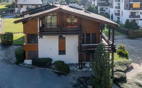 Casa la Streila: Building, House, Residential Area, Home, Architecture, Cottage, Balcony, Estate, Siding, Slope