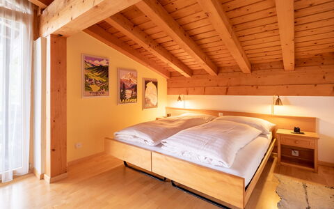 Casa la Streila: Wood, Interior Design, Ceiling, Flooring, Room, Wood Flooring, Wood Stain, Hardwood, Bed, Bedroom
