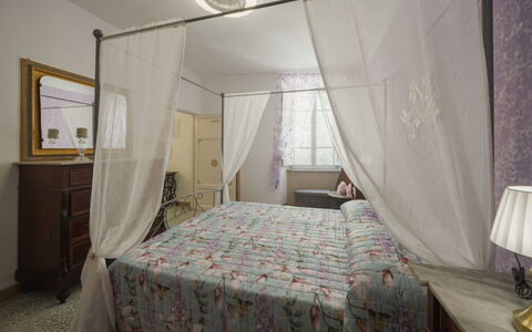 Nido nel Centro: Furniture, Interior Design, Bed, Bedroom, Linens, Bedding, Room, Floor, Bed Sheet, Ceiling