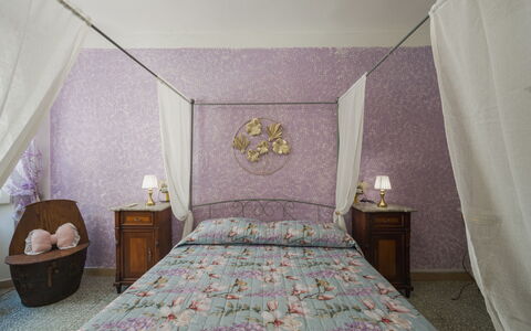 Nido nel Centro: Furniture, Bedroom, Bed, Interior Design, Bedding, Bed Sheet, Linens, Textile, Floor, Room