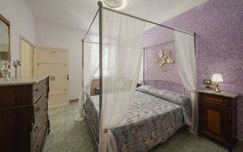 Nido nel Centro: Furniture, Bed, Bedroom, Interior Design, Bedding, Bed Sheet, Ceiling, Linens, Textile, Room