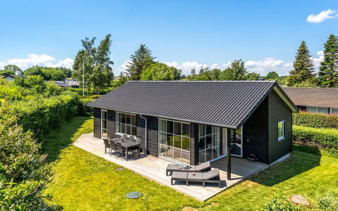Väinö - 300M from the Sea: Cottage, Siding, Garden, Lawn, Porch, Yard, Farmhouse, Garden Buildings