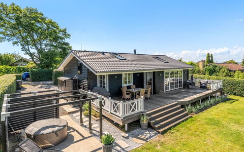 Leea - 100M from the Sea: House, Home, Roof, Cottage, Porch, Estate, Siding, Farmhouse, Bicycle, Deck
