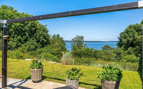 Leea - 100M from the Sea: Shade, Garden, Landscaping, Hardwood, Fence, Walkway, Sound, Deck, Eco Hotel