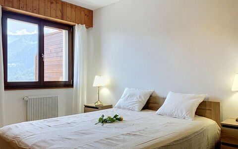 Résidence Croix de Coeur: Bed, Bedroom, Interior Design, Wood, Furniture, Bed Sheet, Flooring, Room, Bedding, Floor