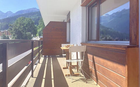Résidence Croix de Coeur: Mountain Range, Balcony, Shade, Alps, Ridge, Valley, Wood Stain, Daylighting, Hardwood, Mountain Village