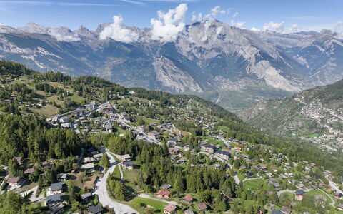 Résidence Croix de Coeur: Mountainous Landforms, Mountain, Highland, Hill, Mountain Range, Landscape, Hill Station, Terrain, Valley, Slope