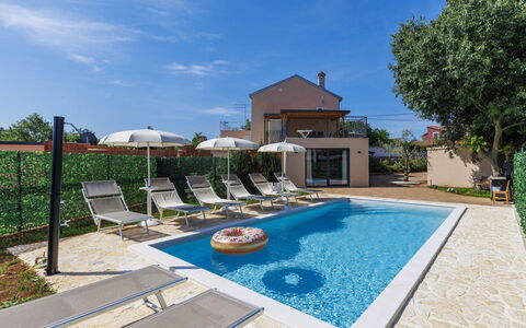 Di Gigi: Swimming Pool, Residential Area, Thermae, Resort, Composite Material, Leisure, Estate, Artificial Turf, Hacienda, Villa