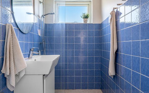 Alkmund - 100M from the Sea: Blue, Flooring, Bathroom, Plumbing Fixture, Floor, Tile, Composite Material, Plumbing, Toilet, Ceramic
