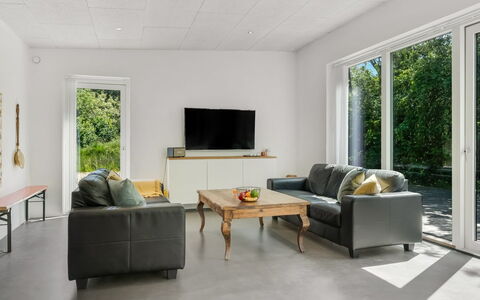 Øthi - 200M to the Fjord: Flooring, Floor, Interior Design, Ceiling, Wood Flooring, Room, Laminate Flooring, Hardwood, Living Room, Wood Stain