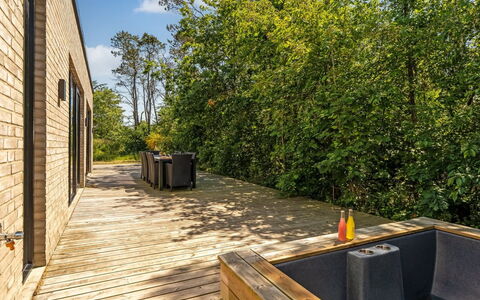 Øthi - 200M to the Fjord: Wood, Composite Material, Hardwood, Deck, Plank, Wood Stain, Wood Flooring, Garden, Shade, Eco Hotel