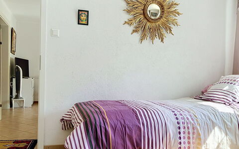Cètici: Bed, Furniture, Bedding, Interior Design, Bedroom, Bed Sheet, Wall, Floor, Flooring, Linens