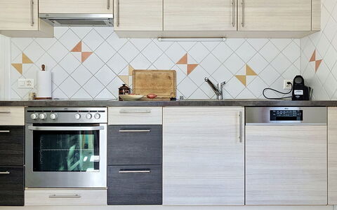 Cètici: Kitchen, Flooring, Floor, Cabinetry, Countertop, Composite Material, Tile, Kitchen Appliance, Major Appliance