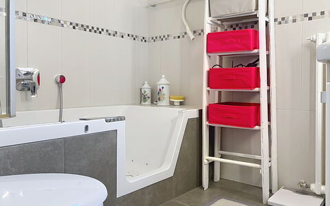Cètici: Plumbing Fixture, Flooring, Bathroom, Floor, Interior Design, Plumbing, Bathtub, Room, Tile, Toilet